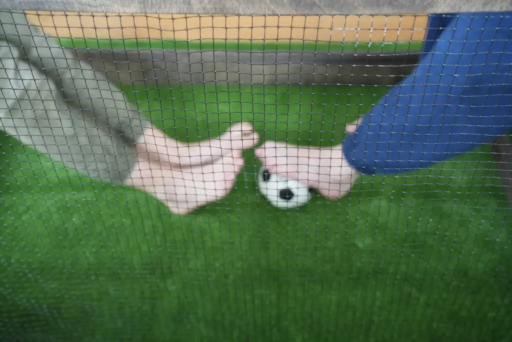 Medžio Karma kojinio futbolo subsoccer varteliai – kamuolys tinklelyje, medinė faneros konstrukcija