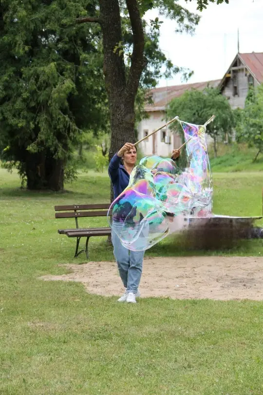 Medžio Karma muilo burbulų lazdelė – dideli burbulai parke, tinka šventėms ir renginiams