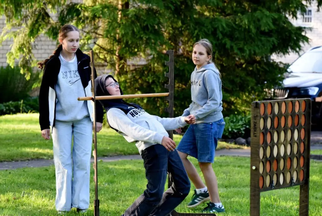 Medinis limbo žaidimas lauke – reguliuojamo aukščio rėmas. medžio karma lauko žaidimų gamyba