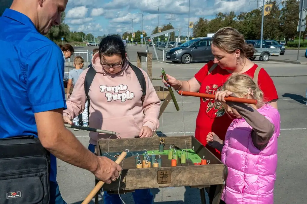Medinis žvejybos žaidimas ant kojų – 4 žaidėjų spalvotos zonos su žuvelėmis, gaminamas Lietuvoje