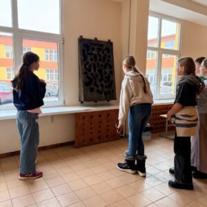 Mokinys žaidžia medinį žaidimą Korys mokyklos koridoriuje – aktyvios pertraukos žaidimas be telefono. lauko žaidimų gamyba mokykloms medžio karma