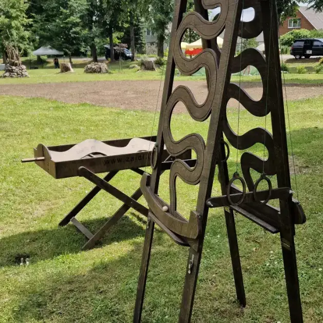 Didelis medinis lauko žaidimas Gyvatėlė ant medinių kojų – 170 cm aukščio konstrukcija lauke. lauko žaidimai festivalyje