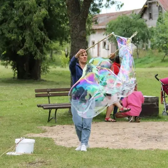 Medžio Karma muilo burbulų lazdelė – dideli burbulai parke, tinka šventėms ir renginiams