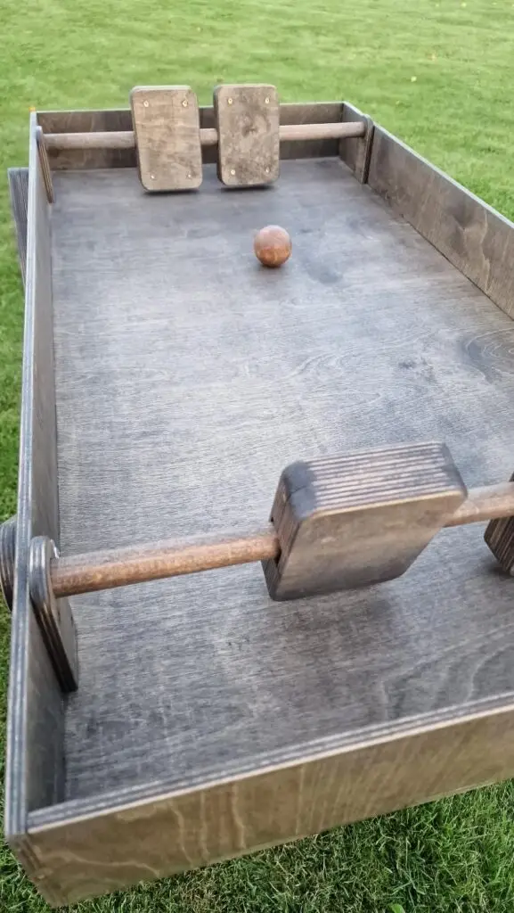 Medžio Karma medinis stalo futbolas – vaizdas iš viršaus, sulankstomas lauko žaidimas