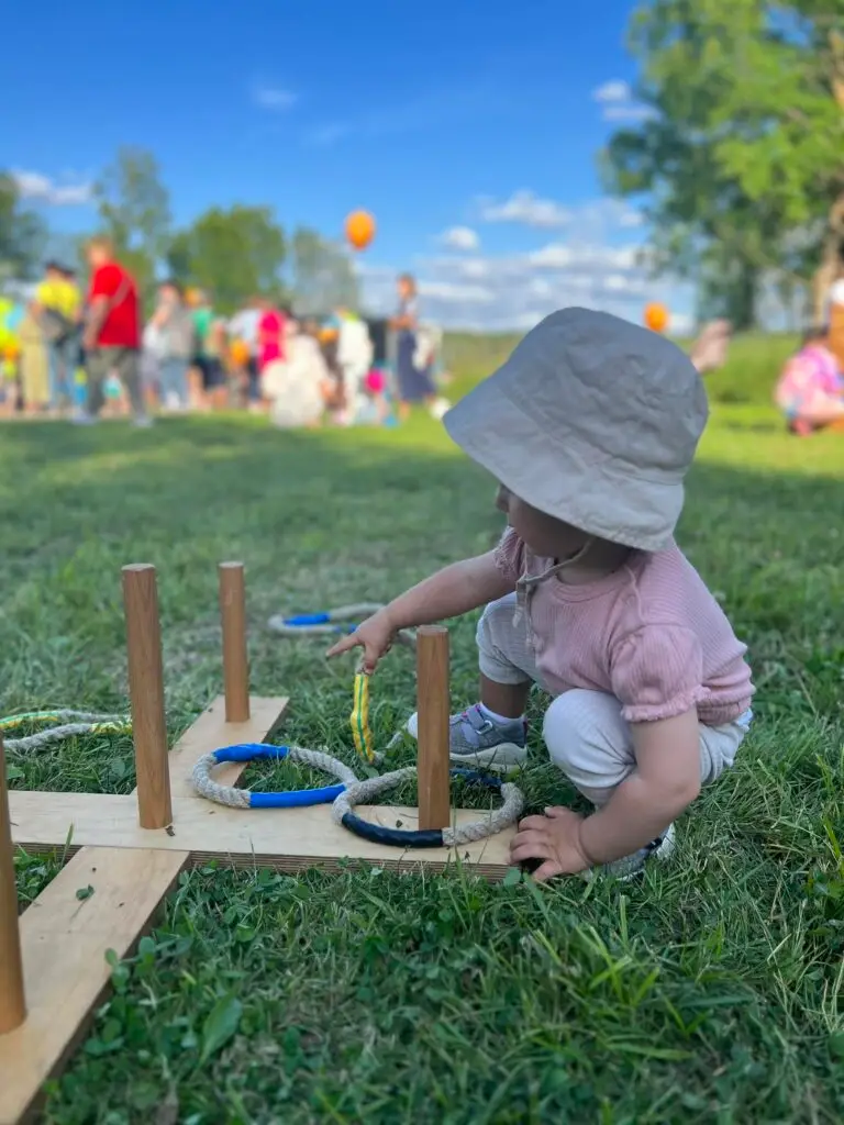 Medinis žiedų mėtymo žaidimas lauke su 4 spalvotais žiedais – 70x70 cm, tinka mokykloms ir renginiams