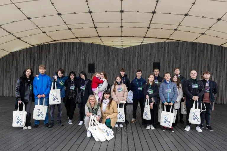 Bendra festivalio dalyvių nuotrauka ant Šiaulių miesto estrados scenos
