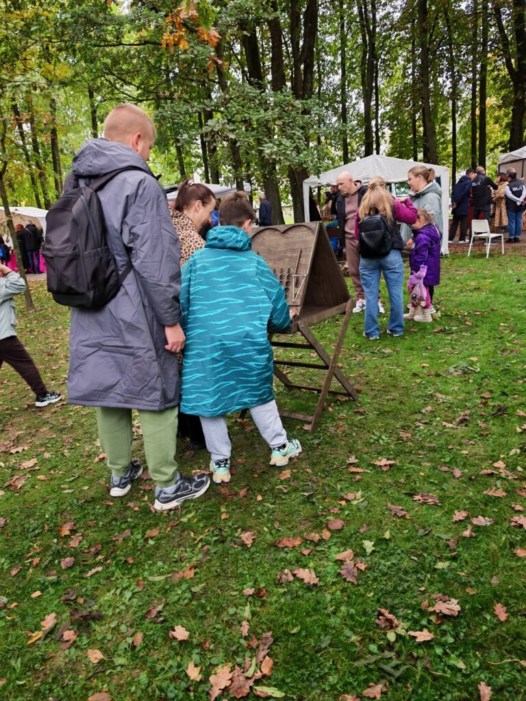 Šventės lankytojai žaidžia Eilės meistrą Zanavykų obuolinėje šventėje Šakiuose