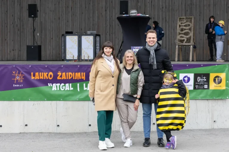 Šeima su vaiku bitės kostiumu prie Lauko žaidimų festivalio scenos