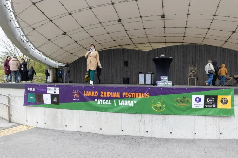 Festivalio scena su plakatu „Lauko žaidimų festivalis – Atgal į lauką“ Šiauliuose