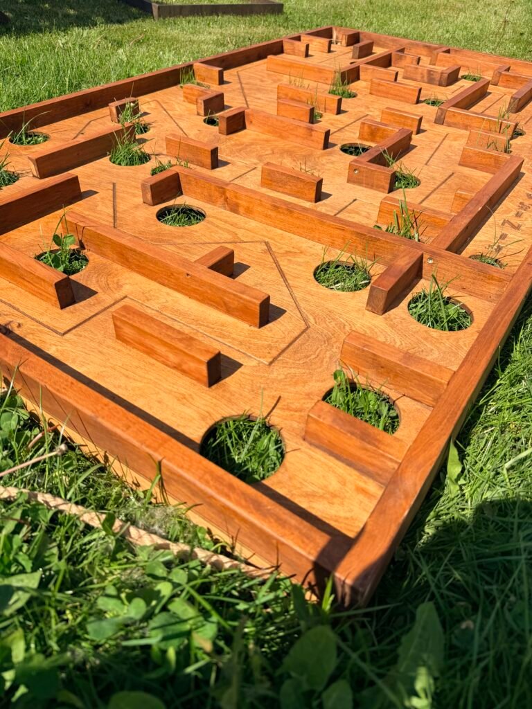 Didelis medinis Horizontalus labirintas ant žolės