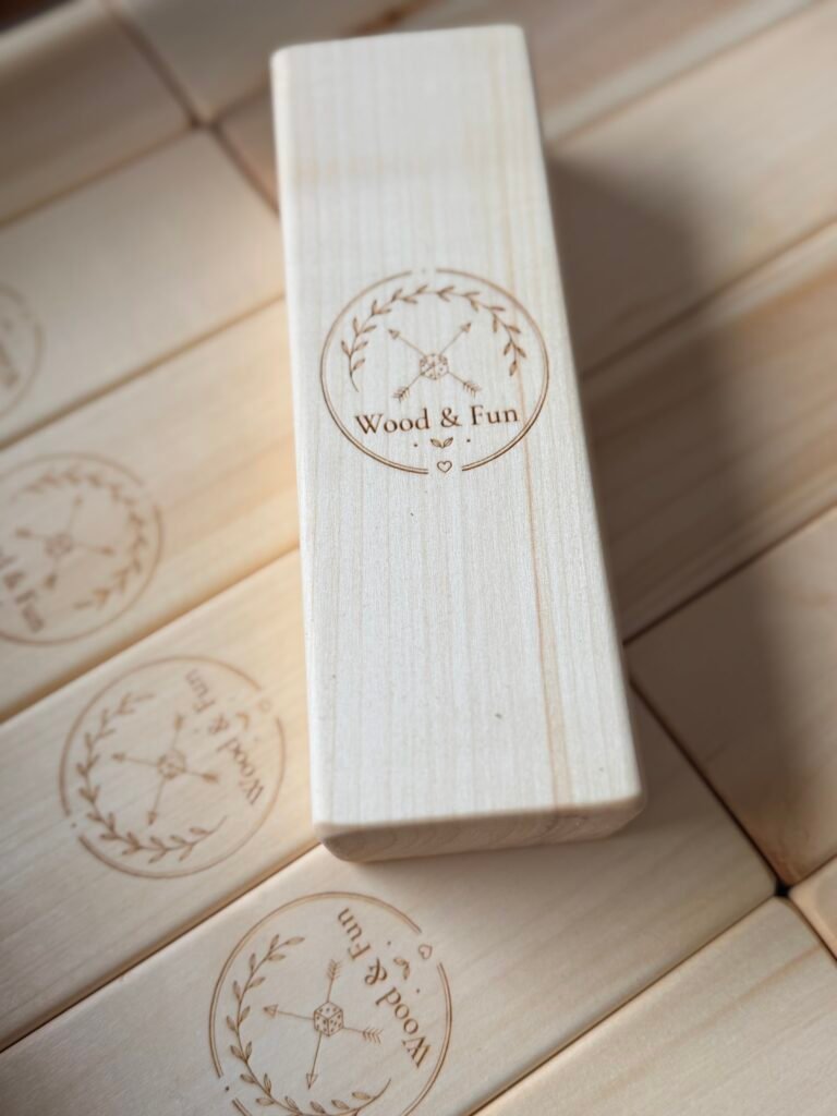 Janga–Domino kaladėlės su išgraviruotu įmonės logotipu – personalizuota janga