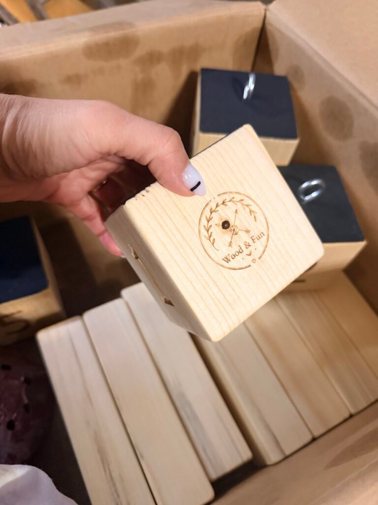 Janga–Domino kaladėlės su išgraviruotu logotipu pakuojamos siuntai į Lenkiją – mediniai lauko žaidimai iš Lietuvos