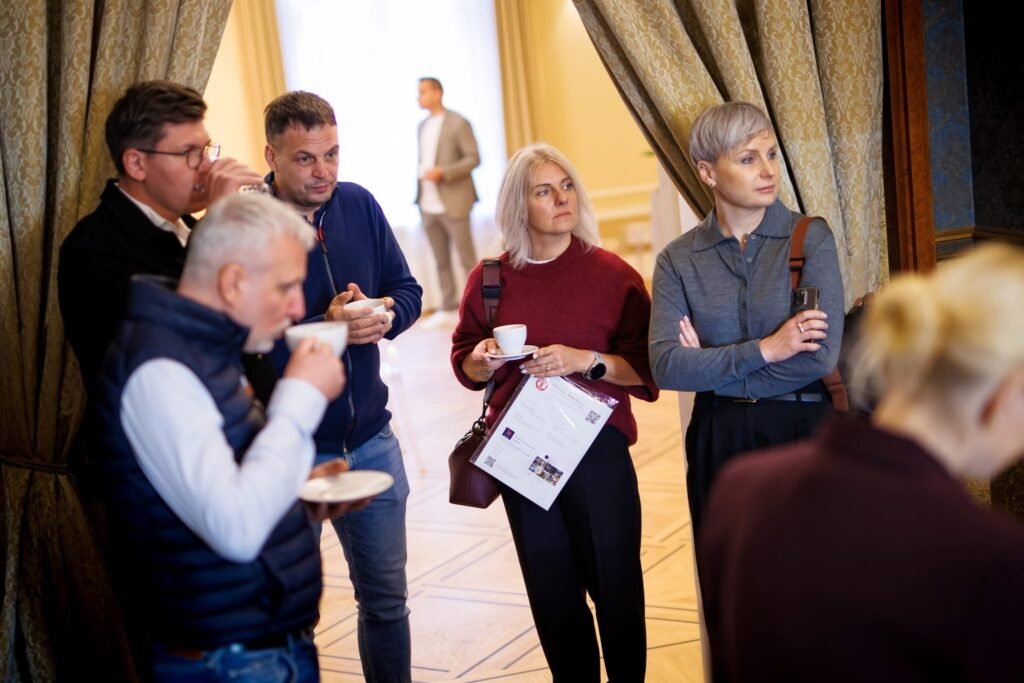 Šiaulių ir Latvijos įmonių atstovai bendrauja per kavos pertrauką Rygoje