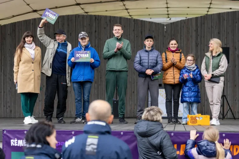 Lauko žaidimų festivalio prizininkai ant scenos per apdovanojimus