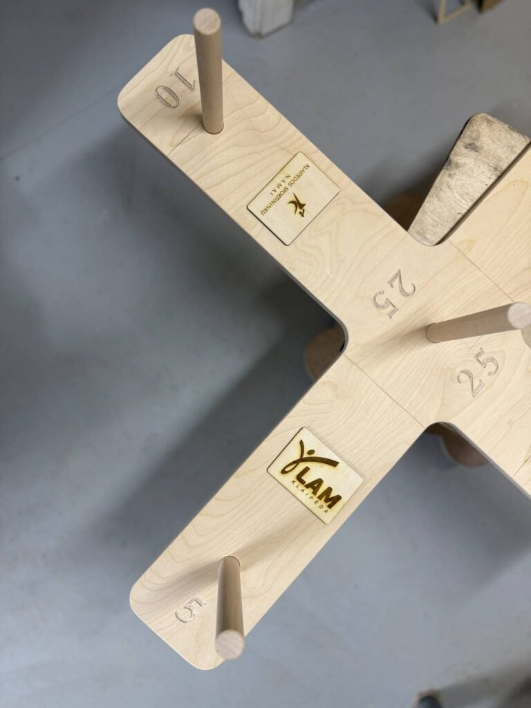 Žiedų mėtymo pagrindas su išgraviruotu įmonės logotipu – kalėdinė dovana įmonei