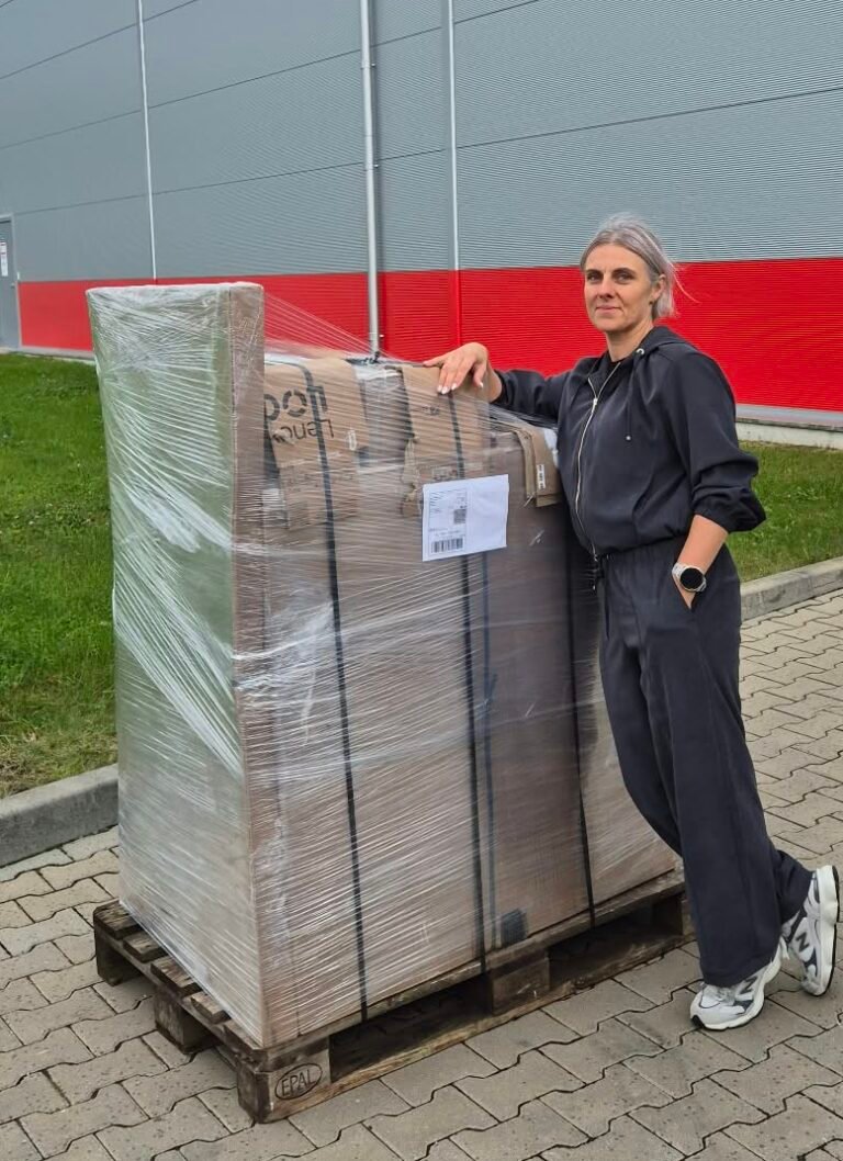 Dovilė prie pirmosios paletės su mediniais lauko žaidimais, siunčiamos į Lenkiją – Medžio Karma