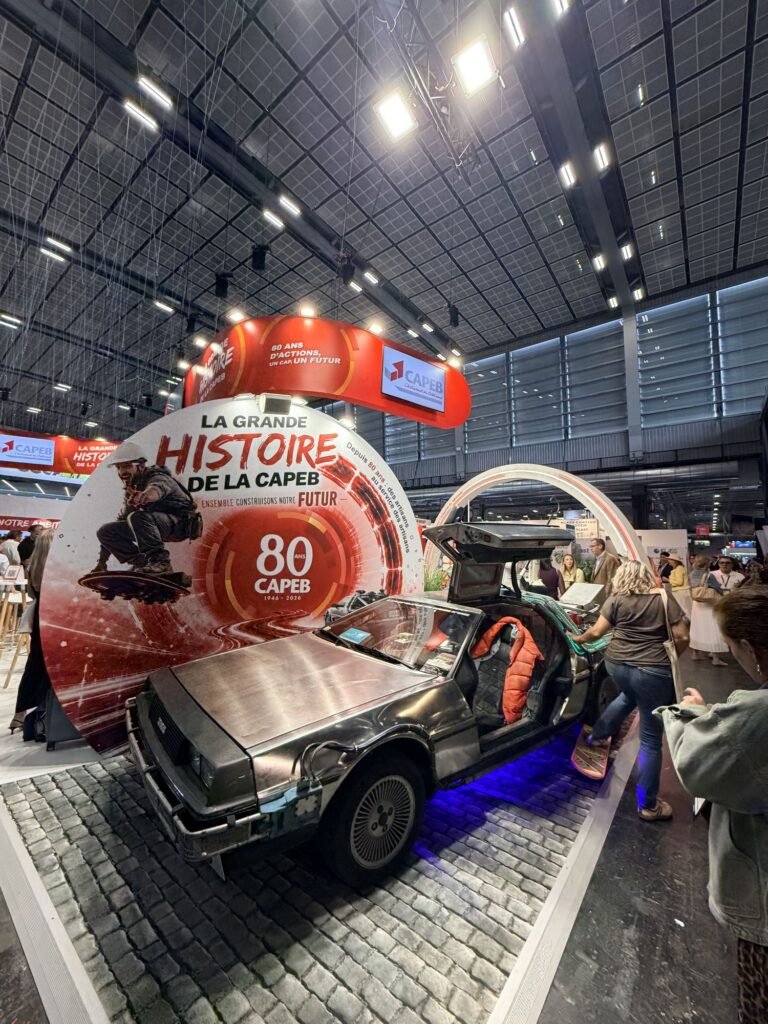 DeLorean automobilis CAPEB 80-mečio stende Paris Builders Show parodoje – eksponatas, pritraukiantis lankytojus prie stendo
