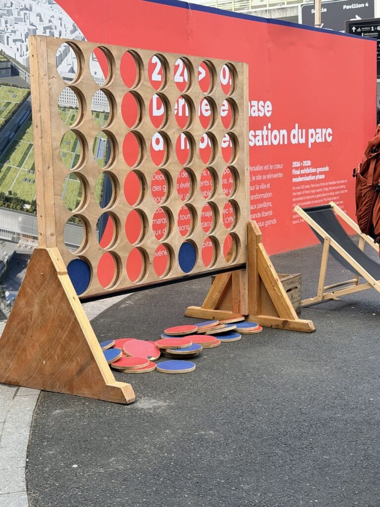 Didelis medinis žaidimas keturi eilėje prie Paris Builders Show (BATIMAT) parodos įėjimo Paryžiuje