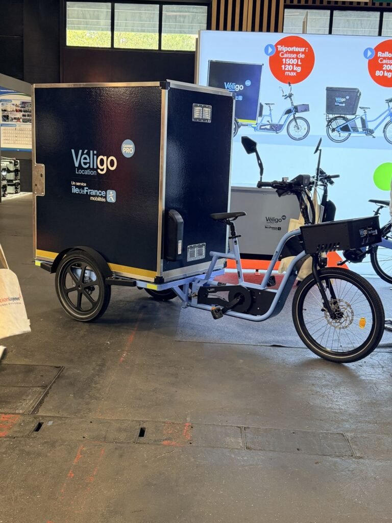 Krovininis elektrinis dviratis parodos stende Paris Builders Show Paryžiuje