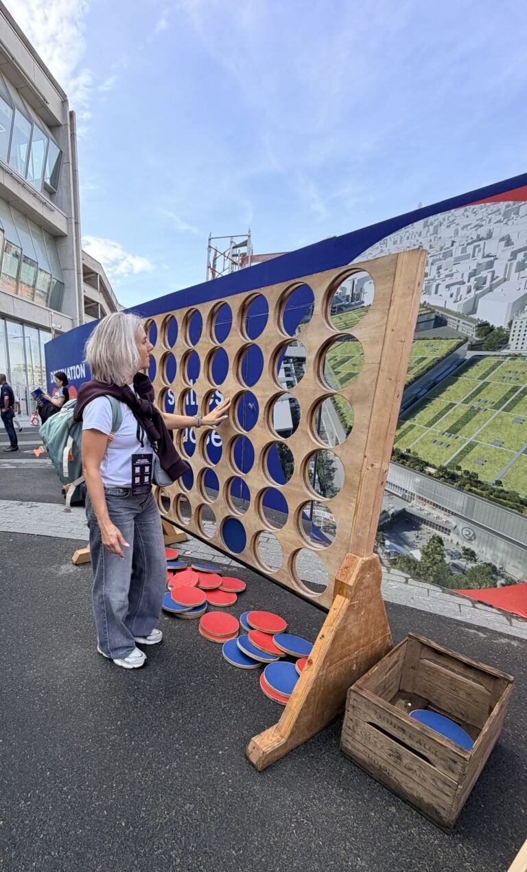 Medžio Karma įkūrėja Dovilė žaidžia didelį medinį žaidimą keturi eilėje Paris Builders Show parodoje Paryžiuje